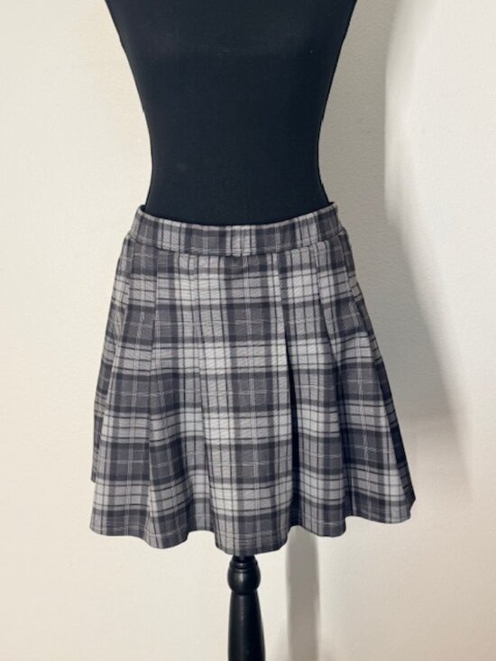 Dresses & Skirts - Black/grey plaid skort size L